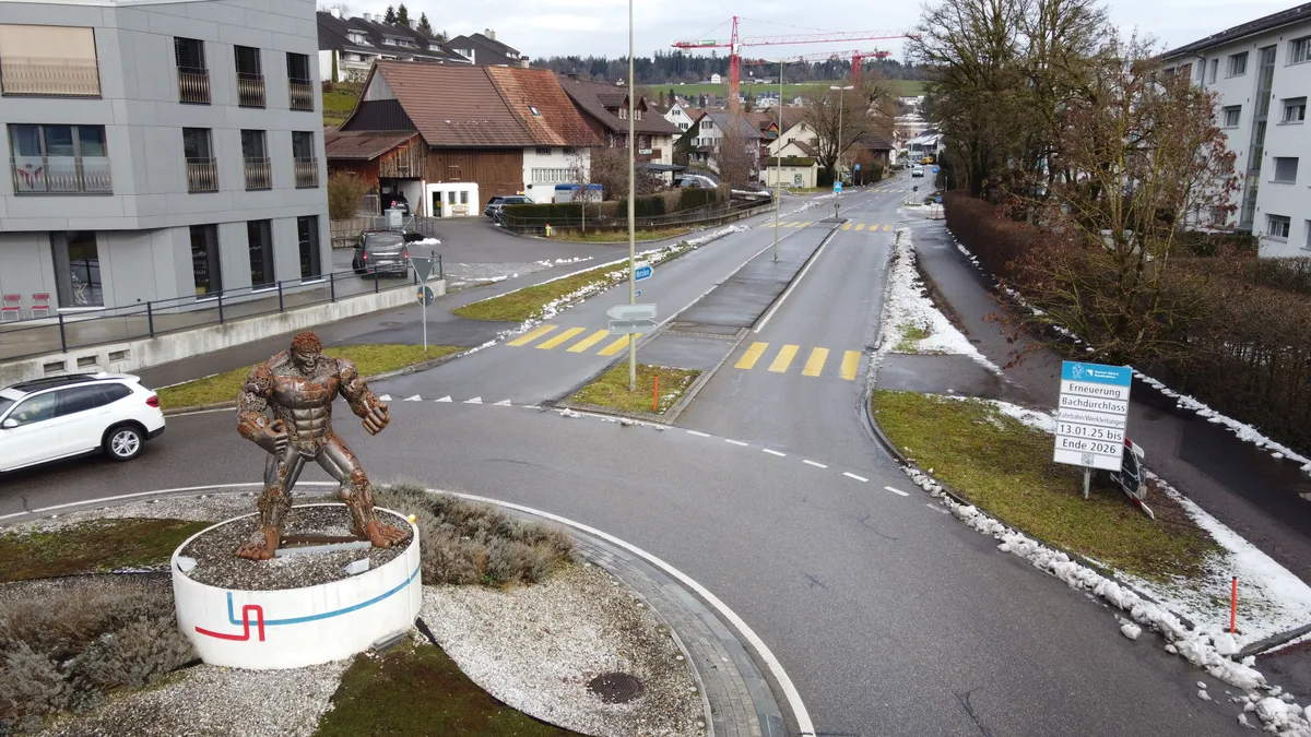 Ein Kreisel mit einer Hulk-Statue.